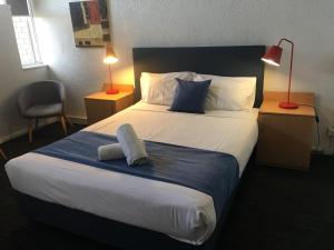 Postel nebo postele na pokoji v ubytování Parkdale Motor Inn