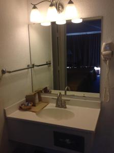 Ένα μπάνιο στο Houston Inn and Suites