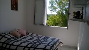 um quarto com uma cama e uma janela em Maison trigueres em Triguères