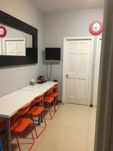 Habitación con mesa, sillas y puerta en Chrystie Street Apartments en Nueva York