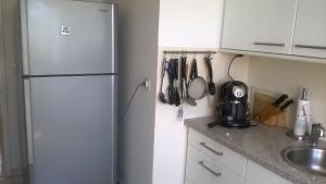uma cozinha com um frigorífico e um lavatório em Maison trigueres em Triguères