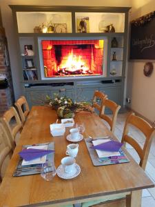 einen Holztisch mit Kamin im Wohnzimmer in der Unterkunft Widdingenhof in Wellen