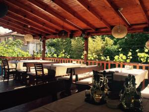 een restaurant met tafels en stoelen op een patio bij Stoyko's Guest House in Pomorie
