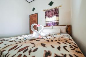 Łóżko lub łóżka w pokoju w obiekcie Putu Lembongan Lodge