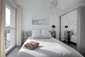 una camera da letto bianca con un grande letto bianco e una finestra di Cote d'Azur Vence a Vence Altre 17 foto