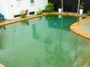 una piscina de agua clara frente a un edificio en Inner City Oasis, en Cairns