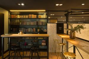 bar z stołkami i półką z książkami w obiekcie Petit Palace Alcalá w Madrycie