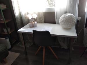 アリカンテにあるla casa grisの白いテーブルと椅子