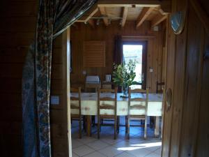 comedor con mesa, sillas y ventana en CHALET du DROPT en Girmont-Val-dʼAjol