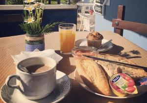 - une table avec une assiette de nourriture et une tasse de café dans l'établissement La Casona de Sobrepiedra, à Sobrepiedra