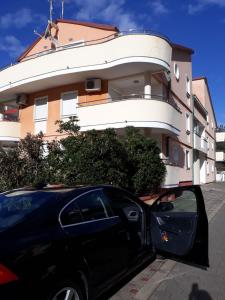 un coche negro estacionado frente a un edificio en Marina & Luka, en Povljana