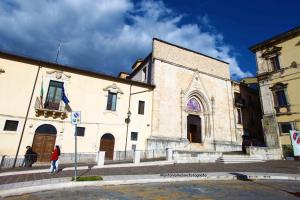 une personne marchant devant un bâtiment dans l'établissement Angelino Home, à Sulmona