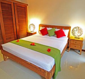 En eller flere senge i et værelse på Tropicana Lagoon Apartments