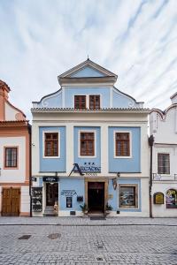 un edificio azul y blanco en una calle en Arcadie Hotel & Apartments en Český Krumlov