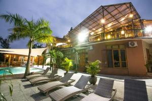 Bazén v ubytování Phong Nha Lake House Resort nebo v jeho okolí