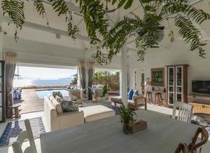 TV a/nebo společenská místnost v ubytování Cape Kudu Hotel, Koh Yao Noi