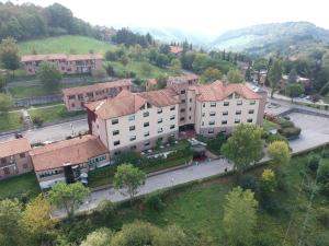 una vista aerea di una città con edifici di Hotel Mamiani & Kì-Spa Urbino a Urbino
