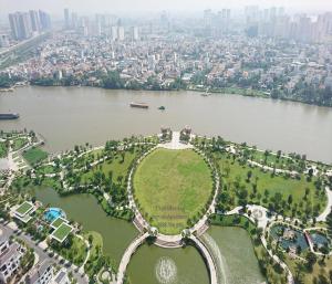 een luchtzicht op een park midden in een rivier bij Vinhomes Central Park 2 Capitalland in Ho Chi Minh-stad