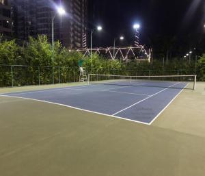 Tenis alebo squash v ubytovaní Vinhomes Central Park 2 Capitalland alebo jeho okolí
