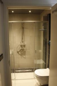 Koupelna v ubytování Het Gildehuis met sauna en jacuzzi + 36 fotografií