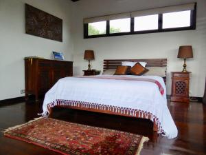 A bed or beds in a room at Serendipity - Cable Beach Escape