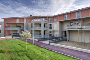 un condominio con un prato di fronte di Cote d'Azur Vence a Vence