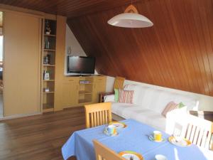 Haus Erlenmoos في سانكت غورغين إم شفارزفالد: غرفة معيشة مع أريكة وطاولة