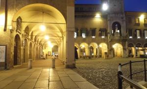 un cortile vuoto di un edificio di notte di Masone Home a Modena