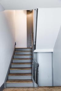 una escalera en un edificio con escalera en 2 Charmants logements * CHARMANT GITE COLMAR *, en Colmar