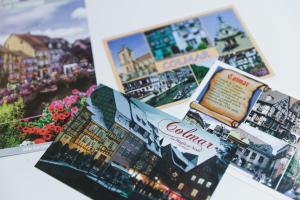 un collage de fotos de una ciudad con flores en 2 Charmants logements * CHARMANT GITE COLMAR *, en Colmar