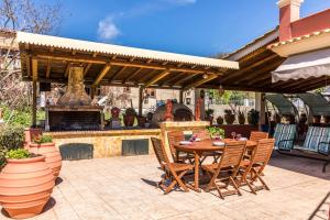 En restaurant eller et spisested på Antonela Sunshine Apartment by Corfu Escapes