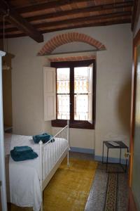 佛羅倫斯的住宿－Calzaiuoli luxury and characteristic apartment，一间卧室设有一张床和一个窗口