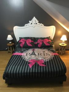 ブローニュ・シュル・メールにあるappartement romantique tout confort 4 personnesのピンクの弓形のベッド(ランプ2つ付)