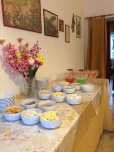 uma mesa com tigelas e pratos de comida em Verda Val em Campitello di Fassa