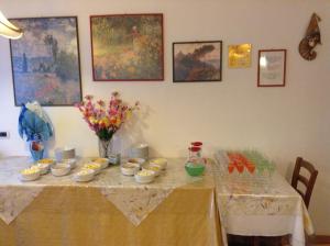 uma mesa com copos e tigelas de comida em Verda Val em Campitello di Fassa