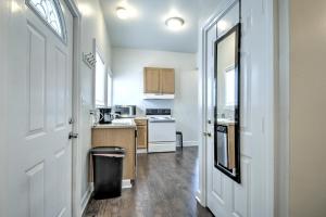 Kuchyň nebo kuchyňský kout v ubytování Cozy 2 bdr Apt at heart of Capitol Hill - Apt A