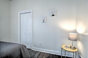Postel nebo postele na pokoji v ubytování Cozy 2 bdr Apt at heart of Capitol Hill - Apt A