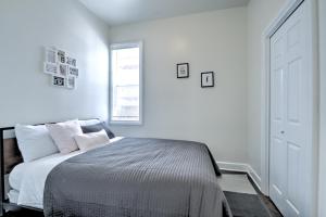 En eller flere senger på et rom på Cozy 2 bdr Apt at heart of Capitol Hill - Apt A