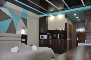 Habitación con cama y cocina con microondas. en White Sail Apartments, en Batumi