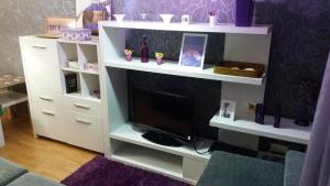 A television and/or entertainment centre at Península de la paz