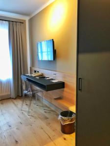 Televízia a/alebo spoločenská miestnosť v ubytovaní Altstadthotel Kasererbräu