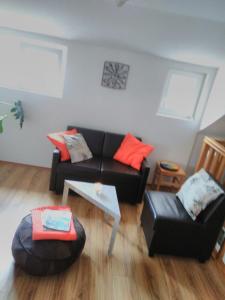 un soggiorno con divano nero e tavolo di Nest Apartment a Dubrovnik