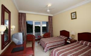RNS Residency Sea View客房内的一张或多张床位