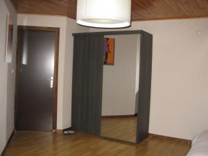 uno specchio in una stanza con porta di en gaume séjour au calme a Jamoigne