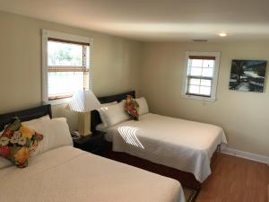 Un pat sau paturi într-o cameră la Harborside Motel & Marina