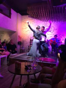 un par de personas saltando al aire en un escenario en Ferienwohnung im Zentrum, en Alicante
