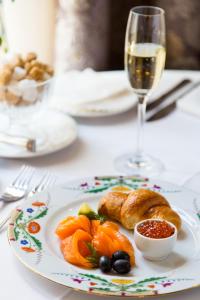 Comida en o cerca de este hotel