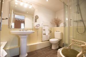Bilik mandi di Chateau de Lantic +29 gambar