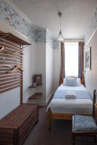 Postel nebo postele na pokoji v ubytování St Athans Hotel
