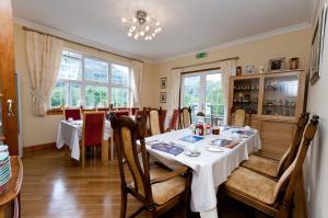 una sala da pranzo con tavolo e sedie di Edencoille Guest House a Kinlochleven